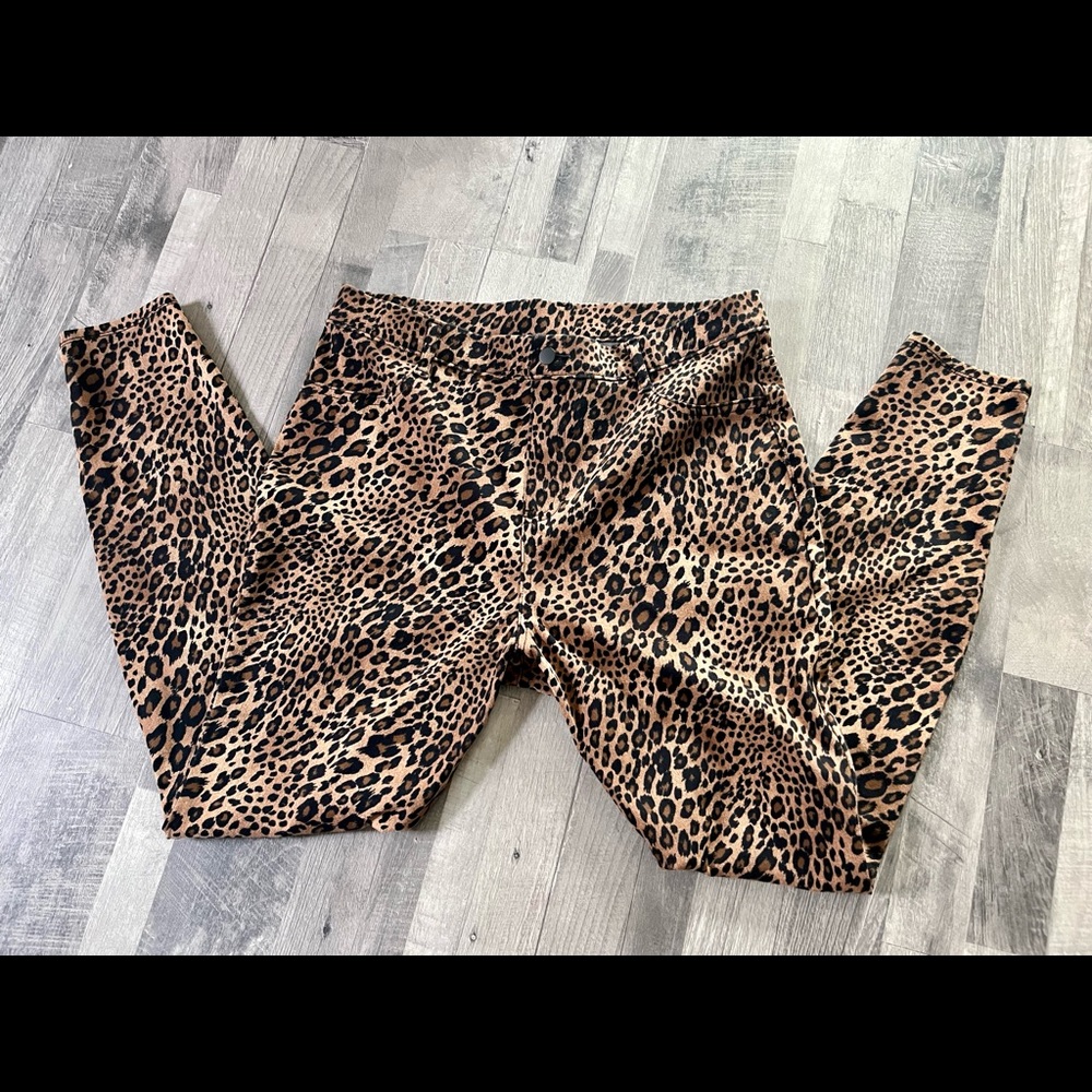 // Time and Tru Leopard Print Fitted Jegging \\